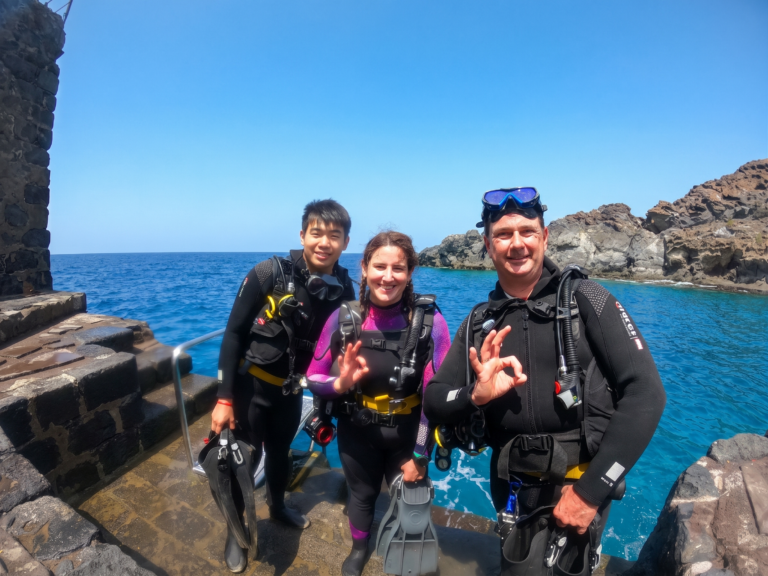 divers in el Valito going to jum in the water diving packages in tenerife los cristianos