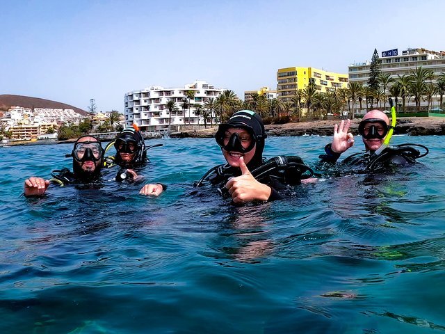 happy divers tryign scuba diving for the first time with diving atlantis in los cristianos