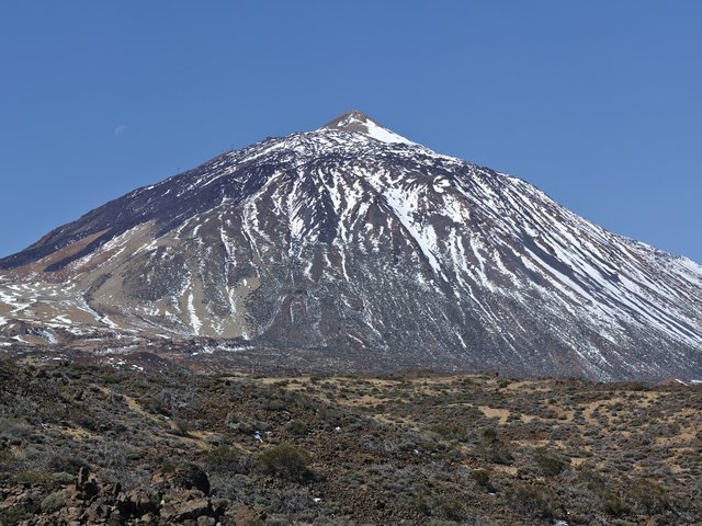 mount teide the highest peak of Spain, a popular excursion offered in tenerife