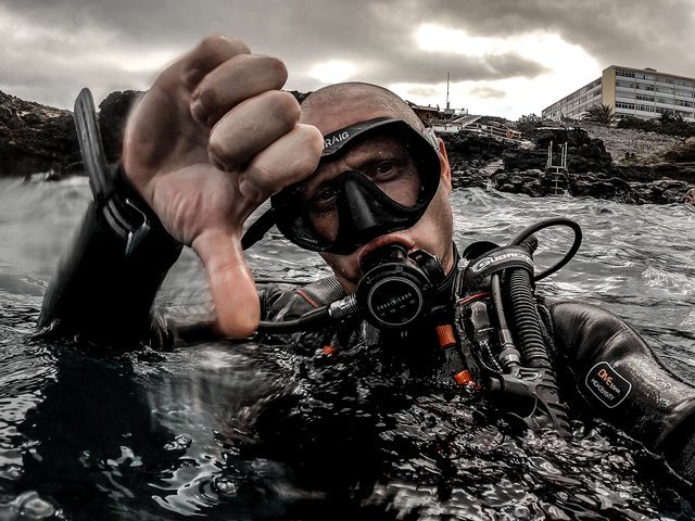 a diver in motnana amarilla going to descend on a cloudy day